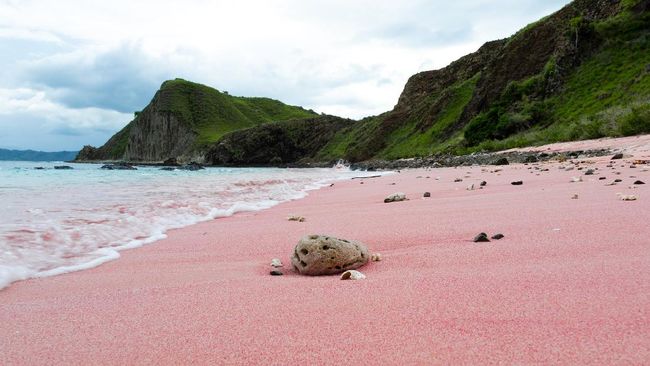 Menikmati Pantai Pink dan Pantai Pasir