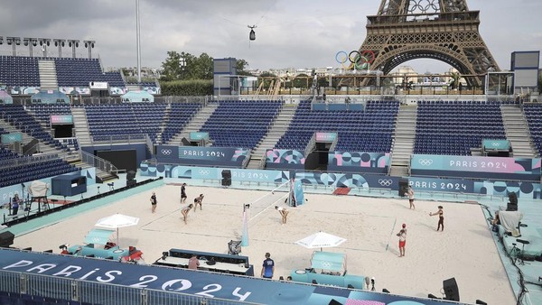 Stadion Menara Eiffel Pukau Para Atlet Voli Pantai Olimpiade