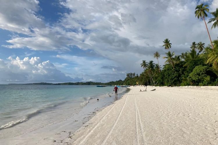 Sepotong Senja di Pantai Ngurbloat Kei Kecil